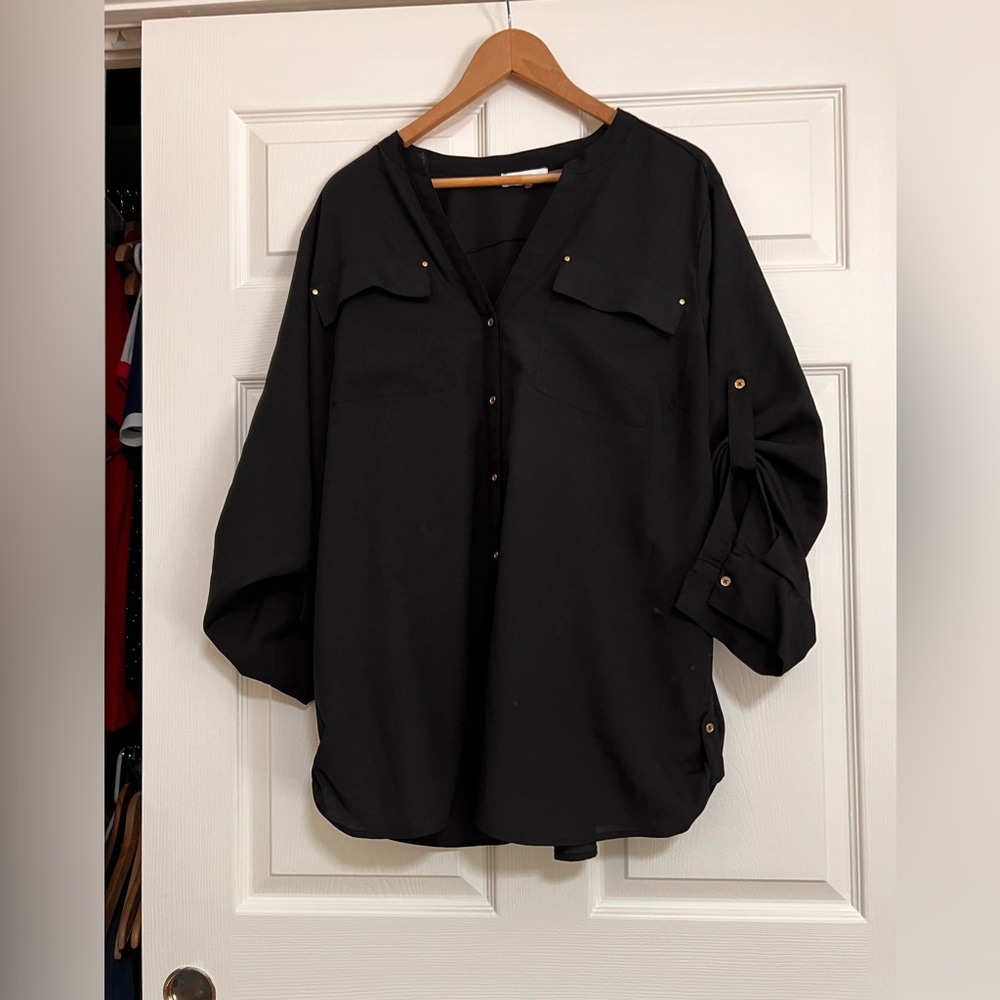 Calvin Klein lightweight blouse with 3/4 sleeve loops.
